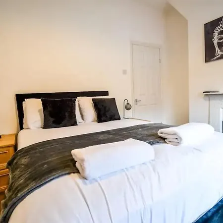 Fitzwilliam House -3 Bed House Apartment *